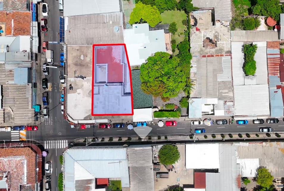 CASA EN VENTA CON LOCALES COMERCIALES — foto 1