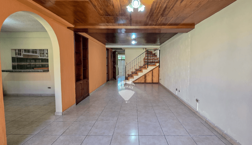 CASA DE DOS NIVELES EN VENTA EN RESIDENCIAL LA CASTELLANA SOBRE KM 4 CARRETERA HACIA LOS PLANES DE RENDEROS — foto 1