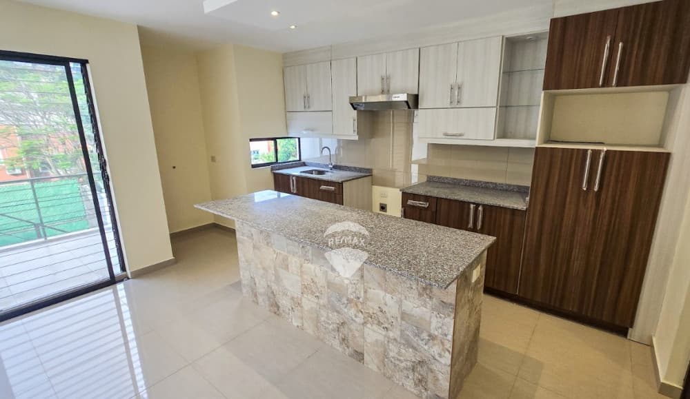 EN ALQUILER APARTAMENTO EN 2° NIVEL, EN CONDADO SANTA ELENA