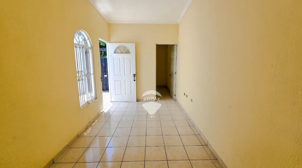 Casa de Una Planta en Ciudad Real Santa Ana con Jardín y Excelente Ubicación — foto 1