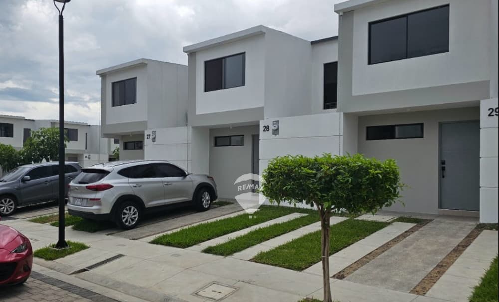 Residencia a estrenar en alquiler ubicada en condominio los senderos de opico II — foto 1