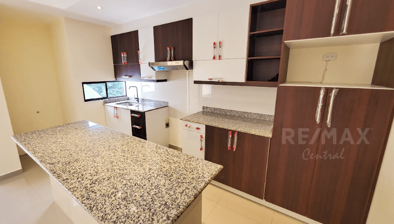 EN ALQUILER APARTAMENTO EN 2° NIVEL, EN CONDADO SANTA ELENA.