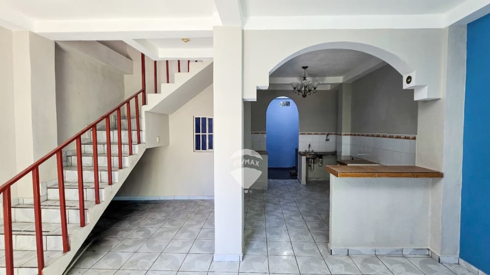 Casa de 3 Niveles en Venta – Centro de Apopa — foto 1