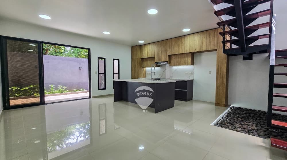 MODERNA CASA DE DOS NIVELES EN VENTA EN LA BAJOL, SANTA ANA — foto 1