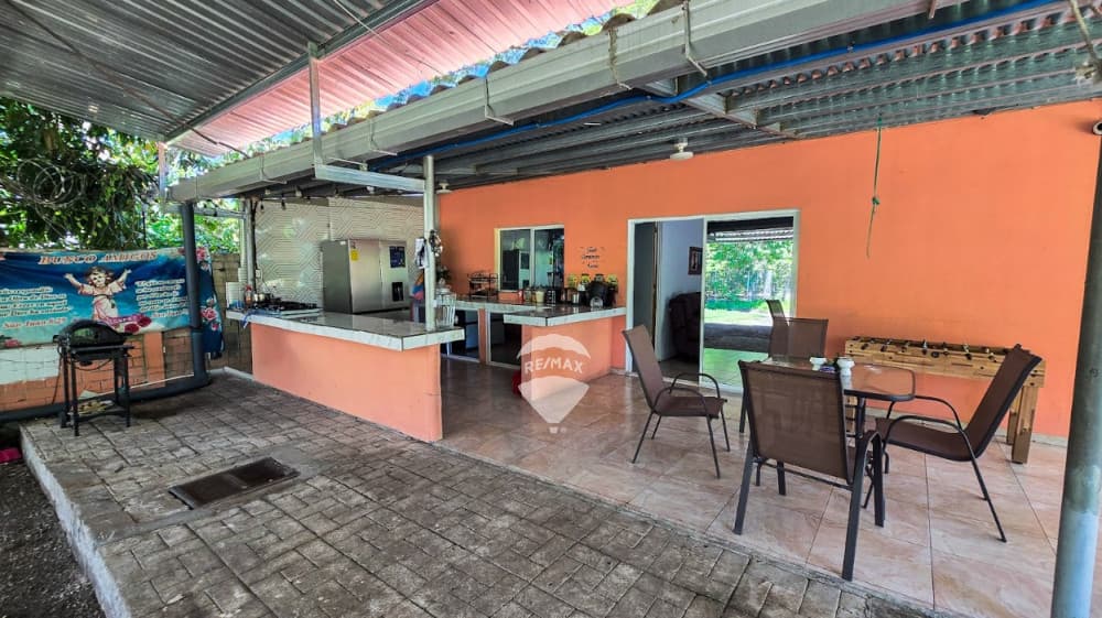 CASA EN VENTA CON DOS LOCALES AL FRENTE Y VIVIENDA PRIVADA, SOBRE CARRETERA LONGITUDINAL DEL NORTE, CHALATENANGO — foto 1
