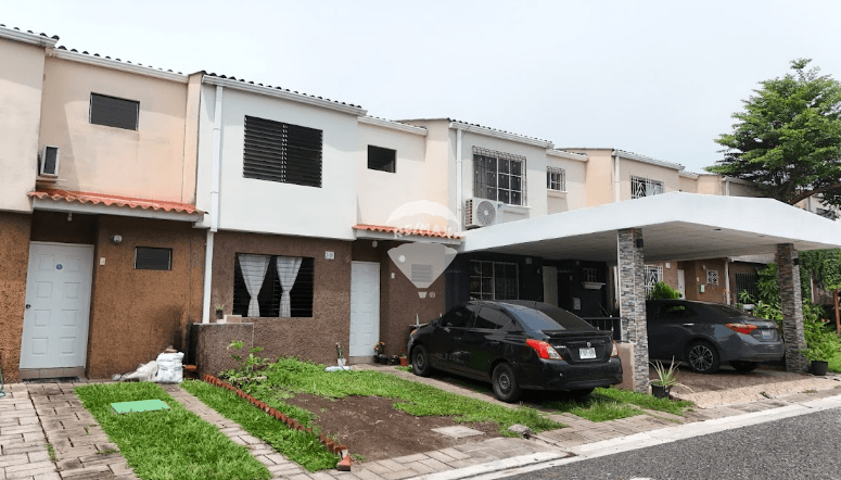 CASA EN VENTA EN LAS ARBOLEDAS