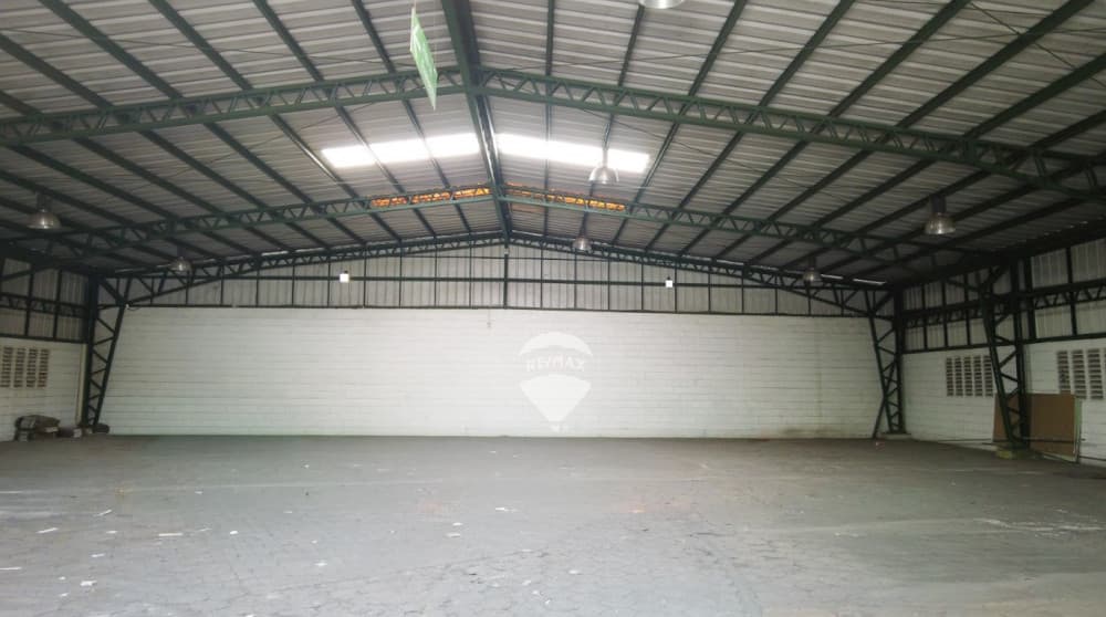 EN SAN MIGUEL BODEGA ESTRATÉGICA PARA COMERCIO O INDUSTRIA EN ALQUILER — foto 1
