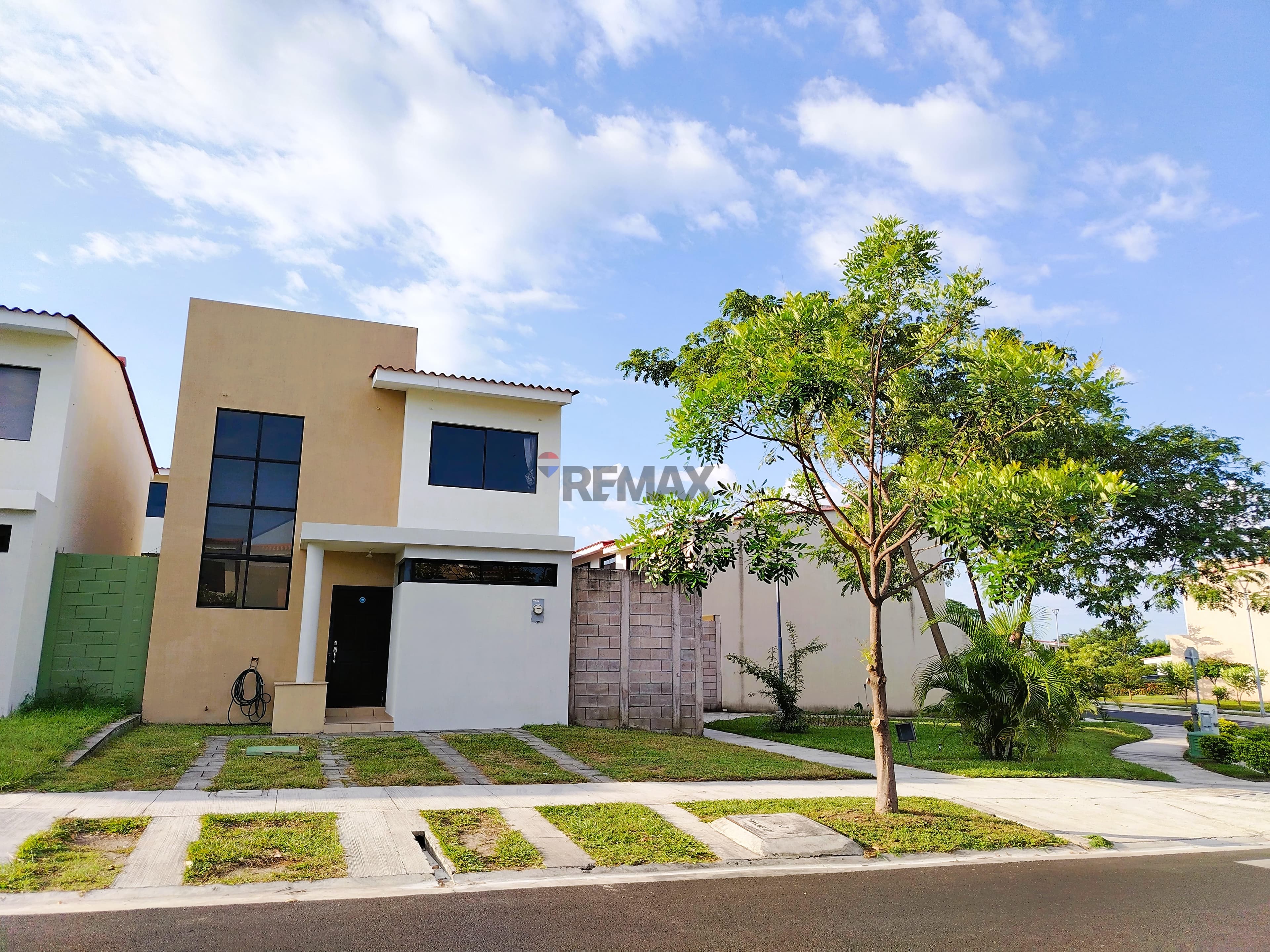 Casa de esquina con mayor terreno en Paseo del Prado | Apopa, San Salvador