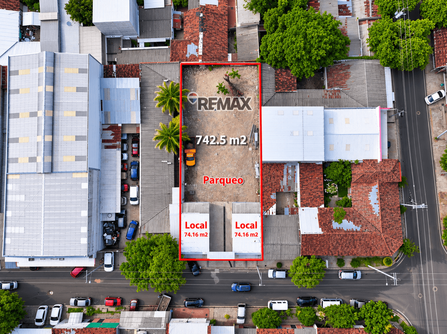 Se vende amplio parqueo con locales comerciales. — foto 1