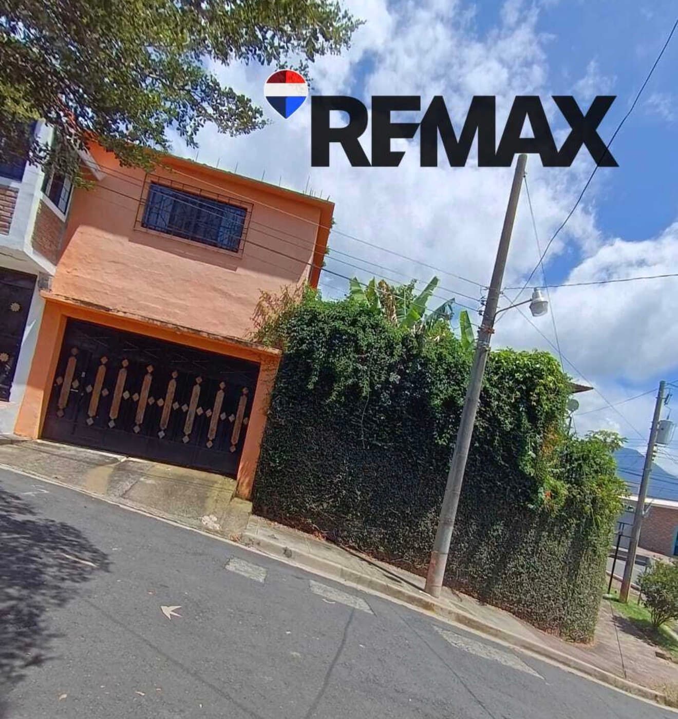 SE VENDE AMPLIA CASA DE 3 NIVELES EN JUAYÚA, SONSONATE