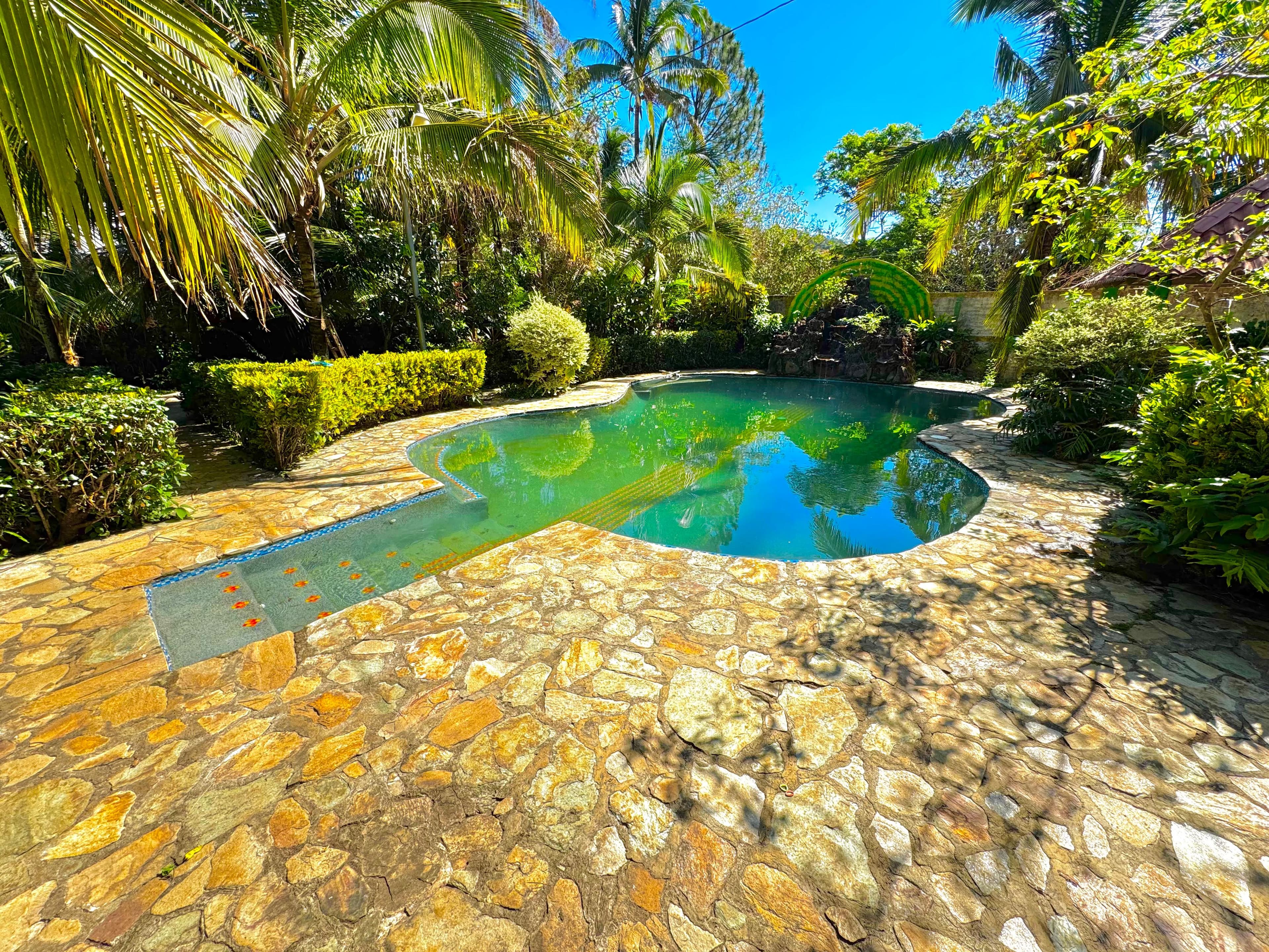 Finca con rio, vista acajutla, nacimiento de agua, árboles de madera y frutales, piscina, cultivo tilapia.