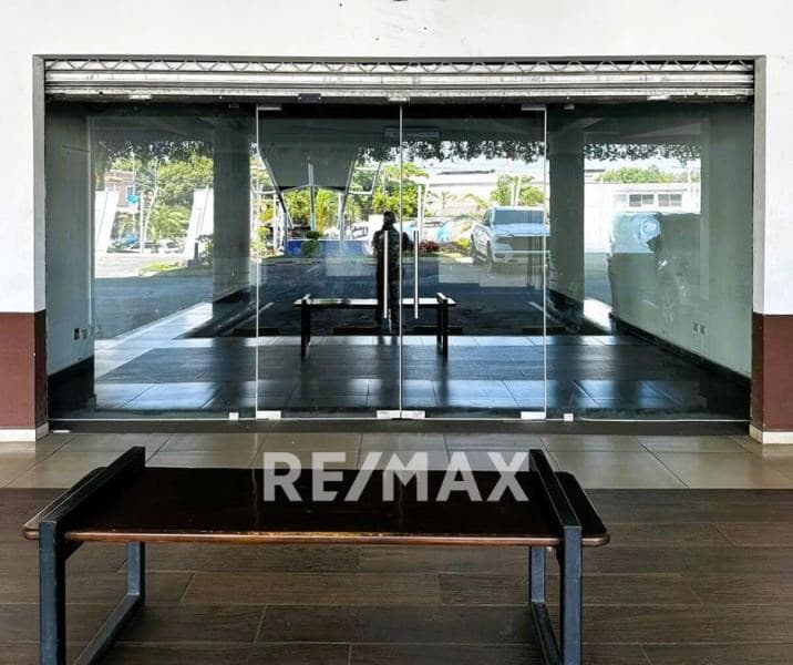Local comercial disponible para alquiler en Plaza L´arista en Sonsonate (REF. A06)
