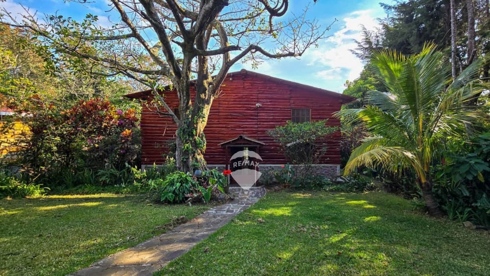 CABAÑA DE MADERA DE DOS NIVELES EN VENTA EN PORTAL DE LAS ORQUÍDEAS JUAYUA, SONSONATE