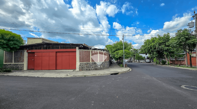CASA DE 1 NIVEL Y DE ESQUINA CON ALTO POTENCIAL COMERCIAL O PARA RESIDIR EN COLONIA UNIVERSITARIA
